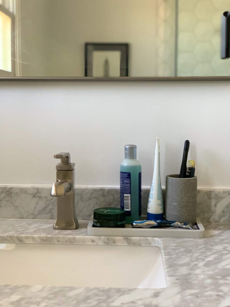 Happitasa Silicone Kitchen Sink Organizer Tray, Sponge Holder and Countertop Protector | Bathroom and Kitchen Soap Dish and Dispenser Tray (Grey, 10" X 5.25", 10.3 Ounces, Zigzag)